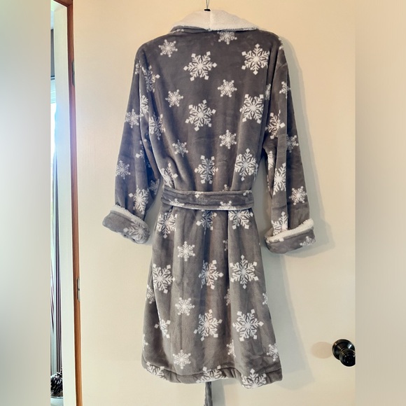 Martha Stewart Collection Plush Robe, One Size, gray w/ white snowflakes - Picture 2 of 10